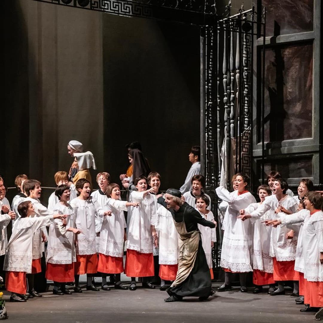 Padraic Rowan as The Sexton, Children's Chorus of the Deutsche Oper Berlin