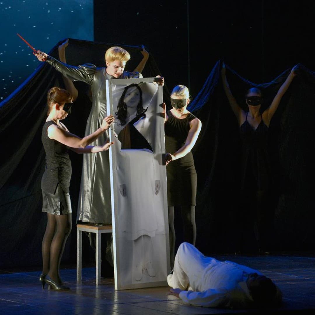 Kathryn Lewek as Queen
Bettina Stöß