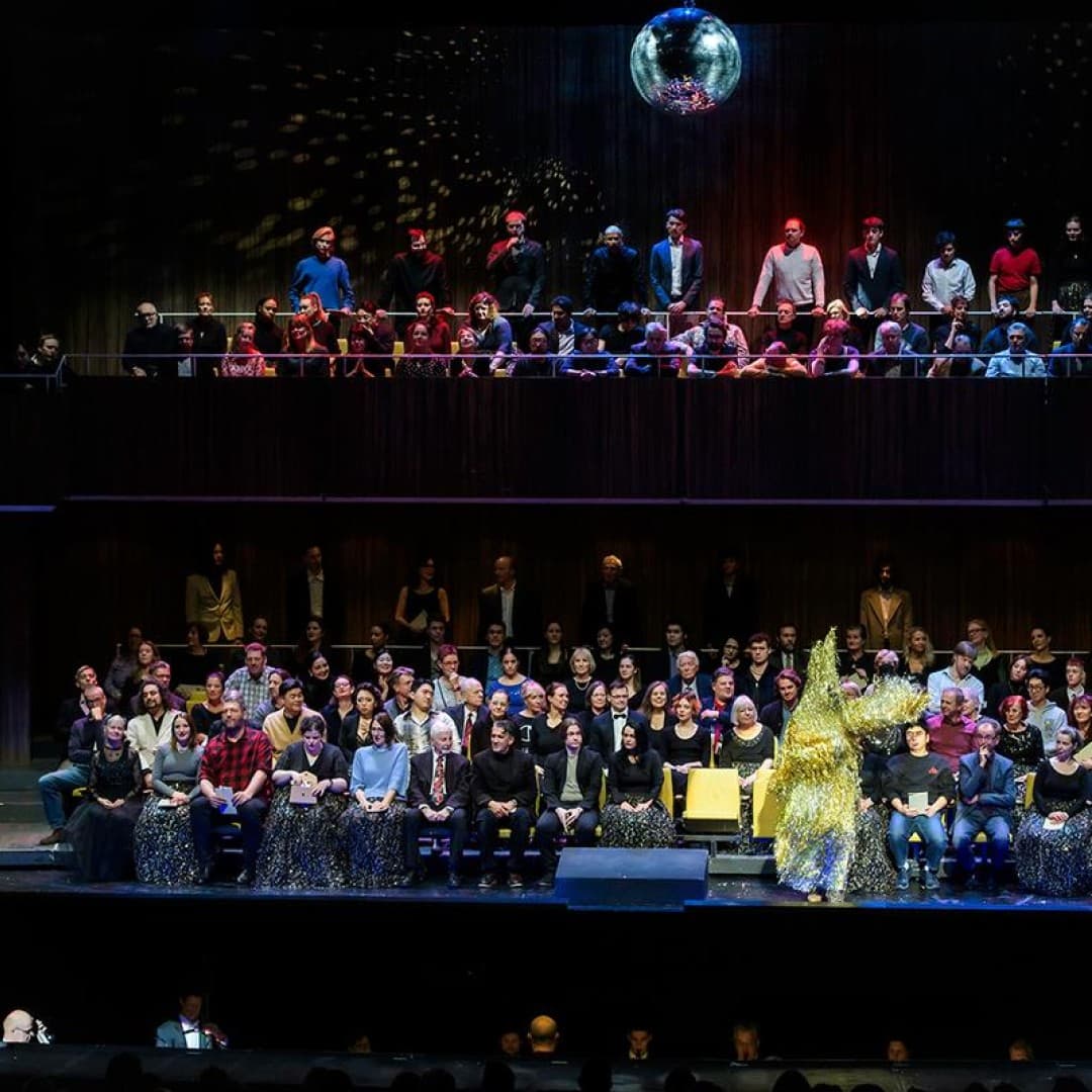 Andrei Danilov as the Duke, Roman Burdenko as Rigoletto, chorus and extras of the Deutsche Oper Berlin
Bettina Stöß
