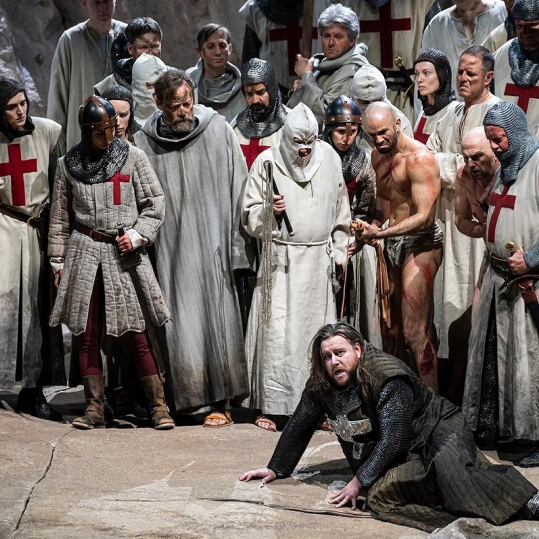 Noel Bouley as Amfortas and the Chorus
Bettina Stöß