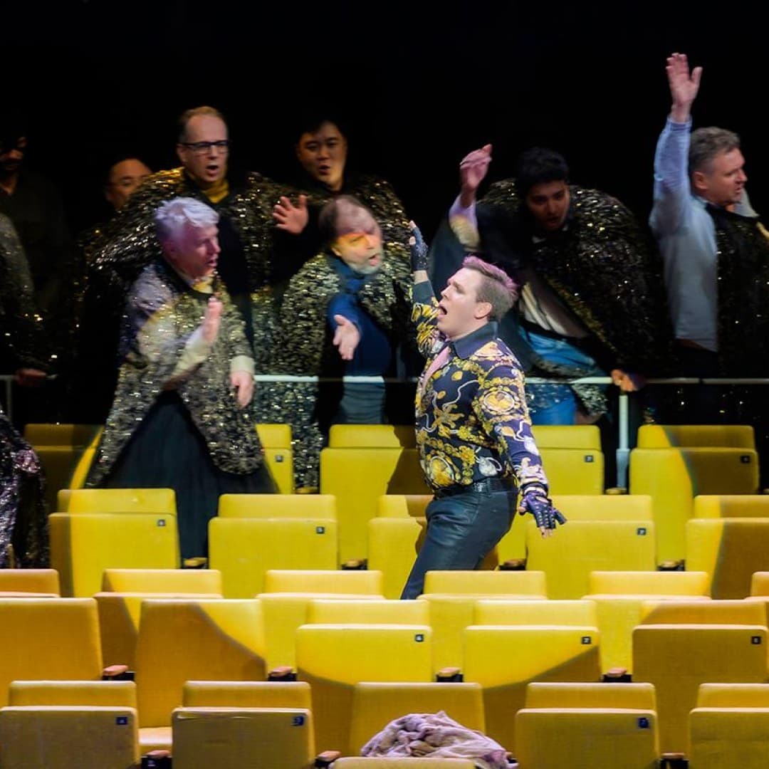 Chorus of the Deutsche Oper Berlin, Andrei Danilov as the Duke
Bettina Stöß