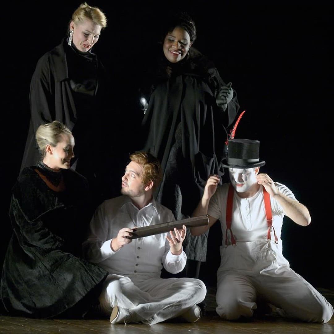 Philipp Jekal as Papageno, Attilio Glaser as Tamino, Kim-Lillian Strebel, Annika Schlicht and Ronnita Miller as Dames
Bettina Stöß