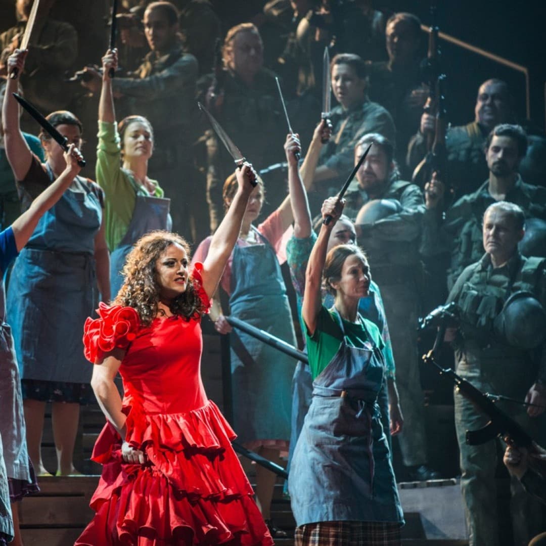 Clémentine Margaine as Carmen, Chorus of the Deutsche Oper Berlin