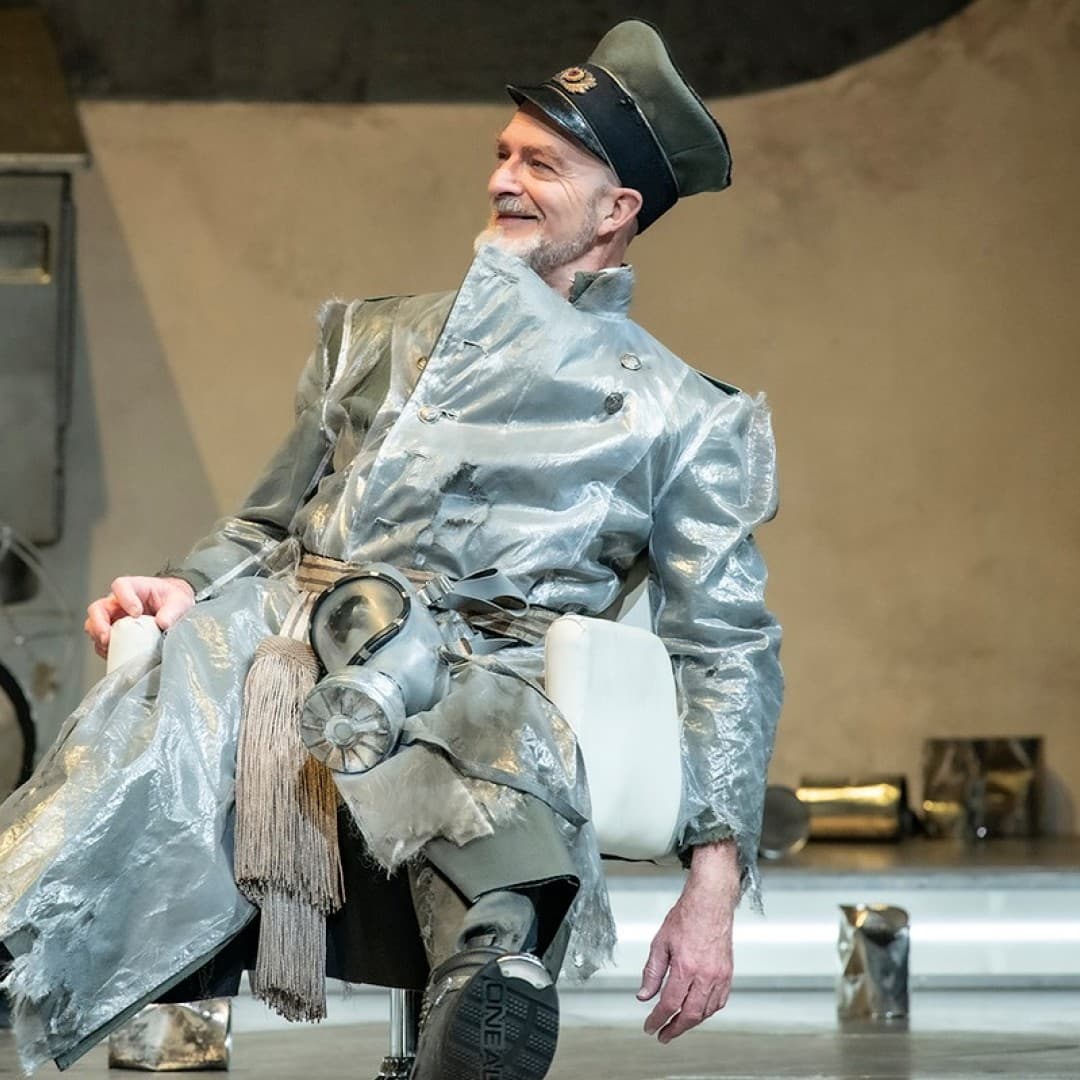 Stephen Bronk als Frank
Bettina Stöß