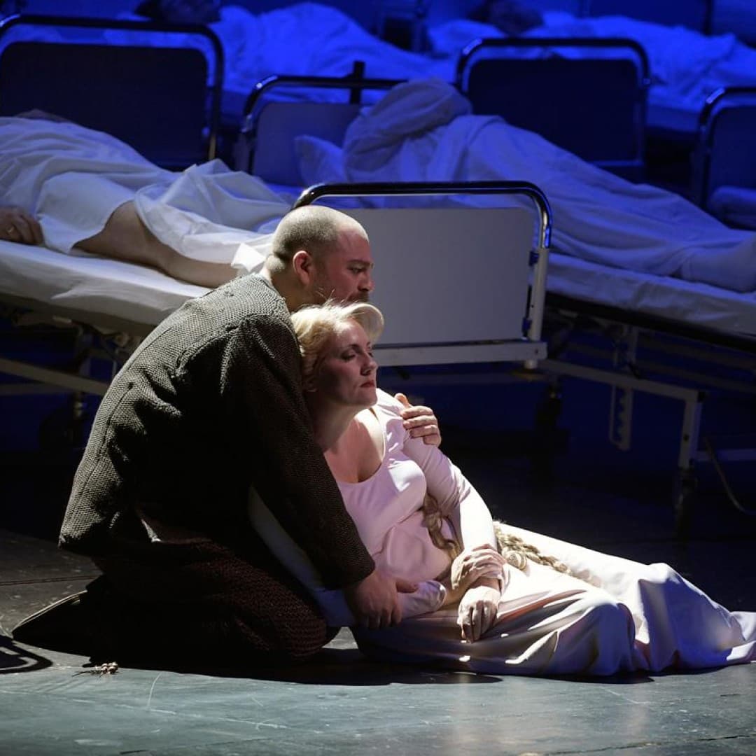 Markus Brück as Wolfram, Emma Bell as Elisabeth
Bettina Stöß