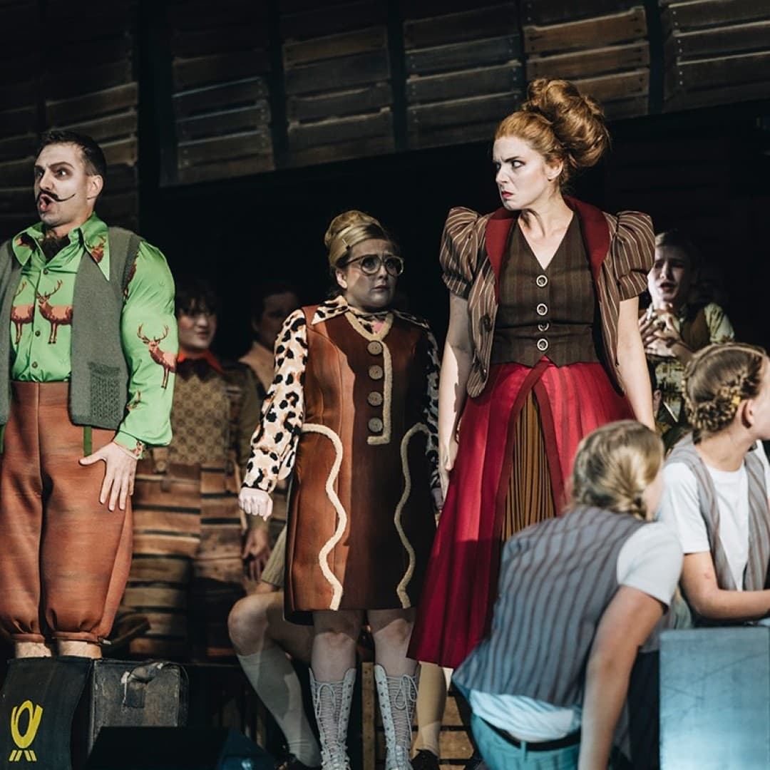Philipp Jekal as Lasso's father, Martina Baroni as Popa, Lasso's mother
Nancy Jesse