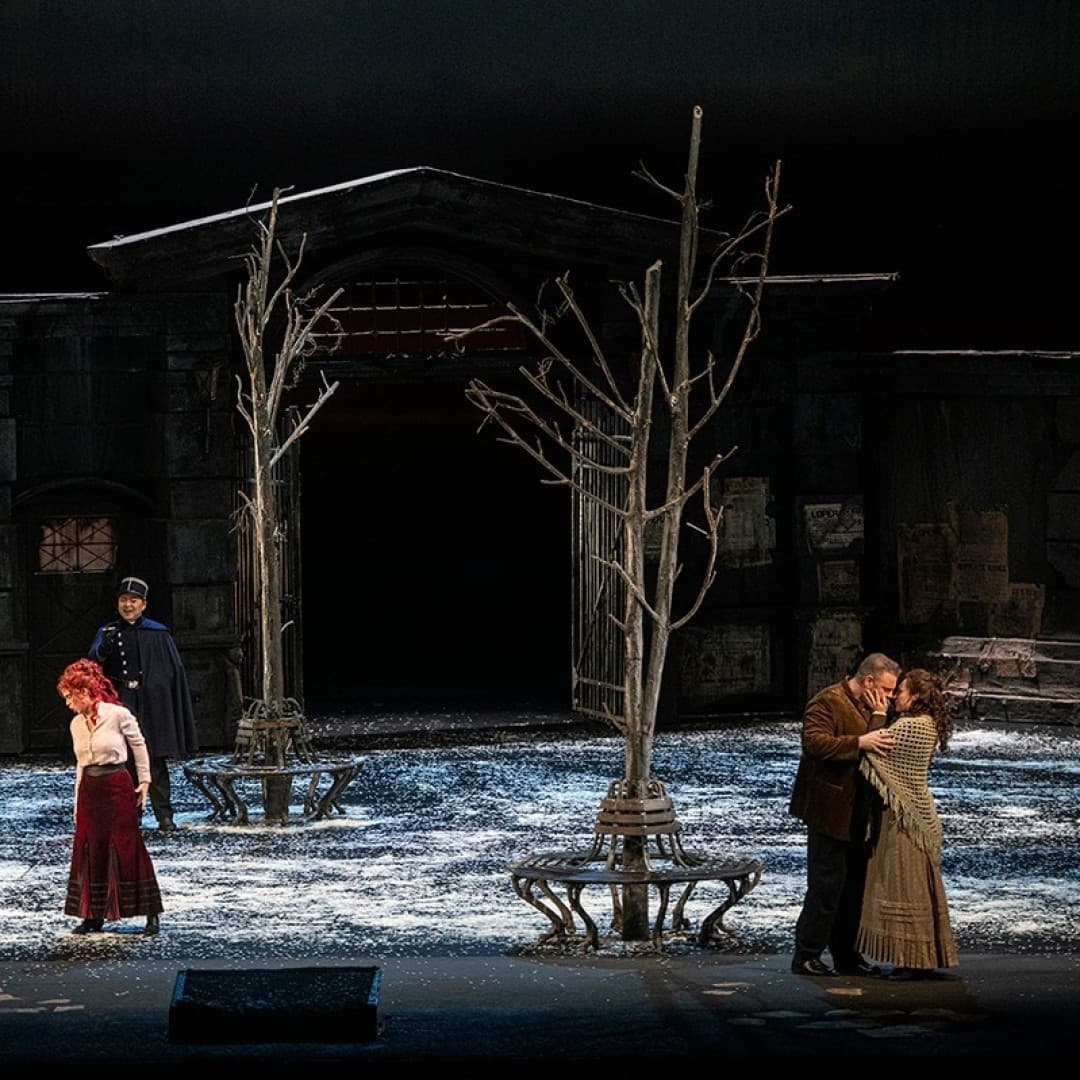 Joseph Calleja as Rodolfo, Adriana Ferfecka as Mimì, Markus Brück as Marcello, Samueol Park as Sergeant