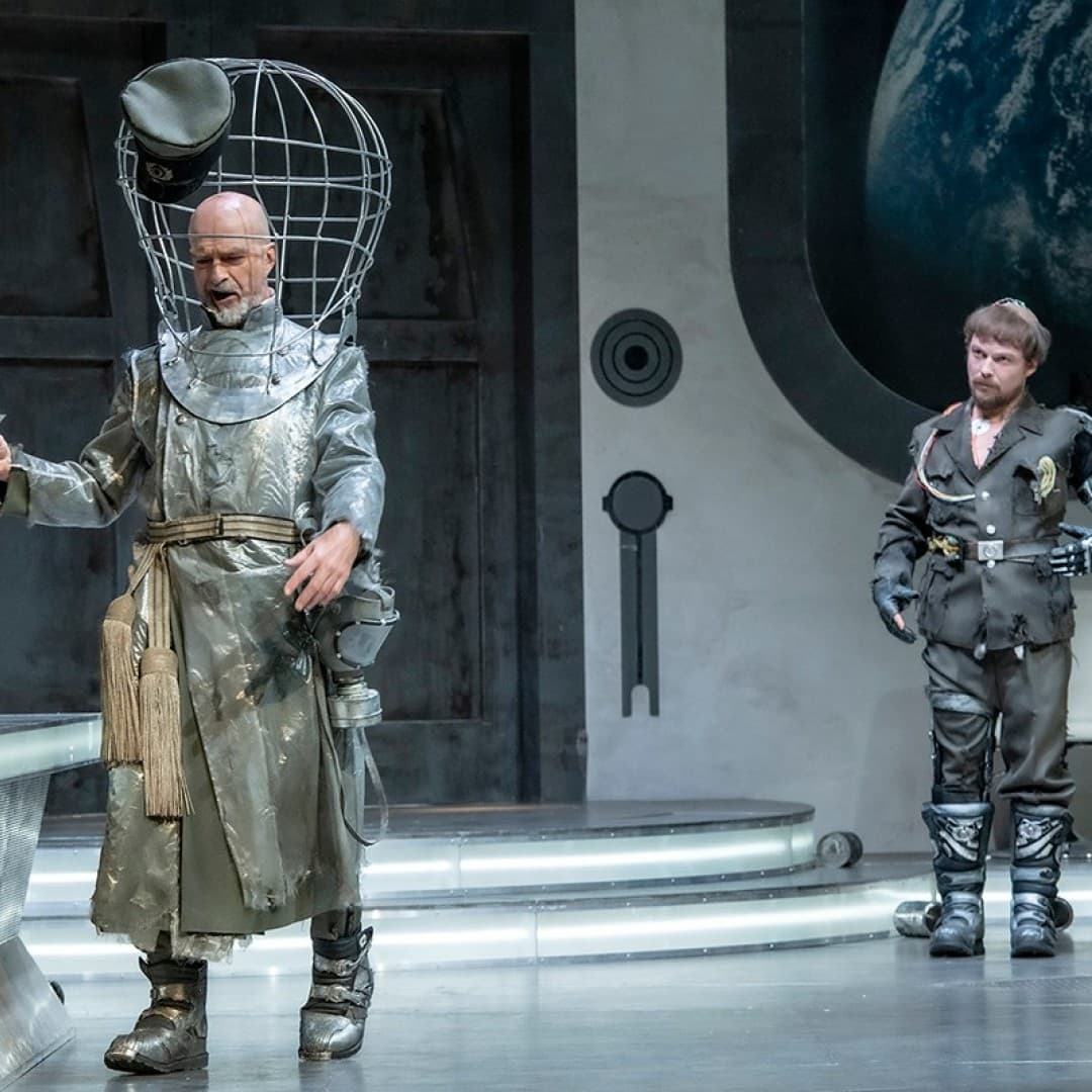 Stephen Bronk as Frank, Ingo Paulick as Frosch
Bettina Stöß