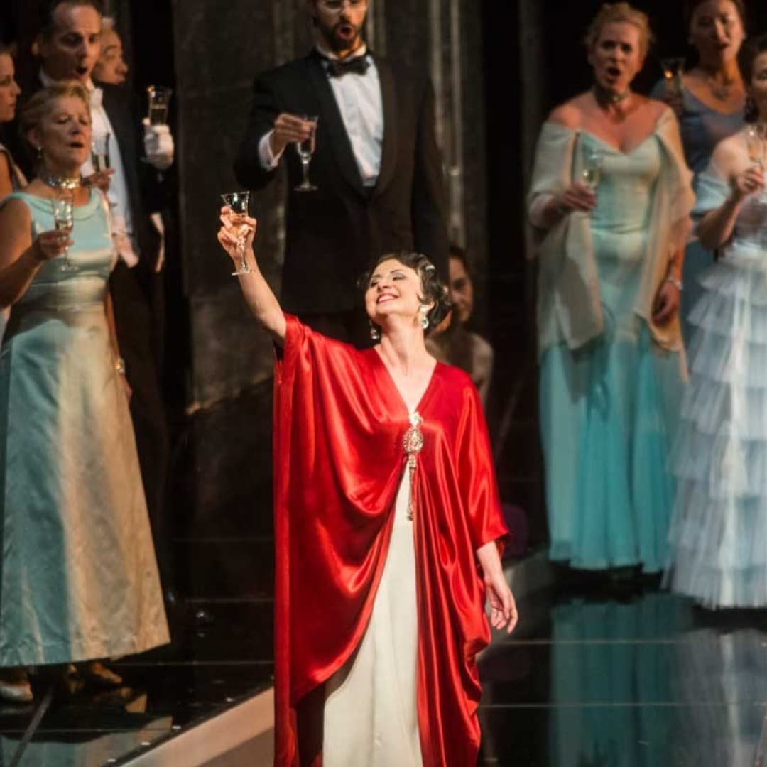Elena Tsallagova as Violetta Valéry, Gideon Poppe as Gaston