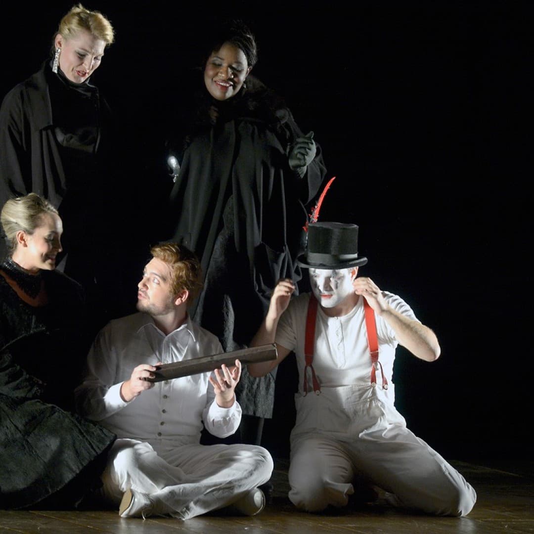 Philipp Jekal as Papageno, Attilio Glaser as Tamino, Kim-Lillian Strebel, Annika Schlicht and Ronnita Miller as Dames
Bettina Stöß