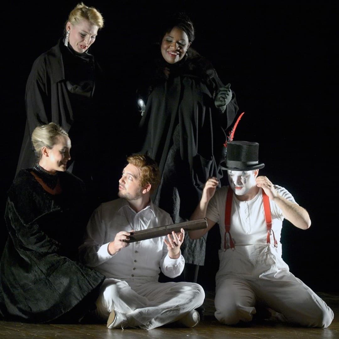 Philipp Jekal as Papageno, Attilio Glaser as Tamino, Kim-Lillian Strebel, Annika Schlicht and Ronnita Miller as Dames
Bettina Stöß