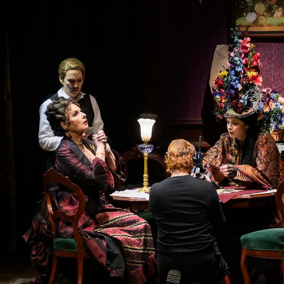 Heidi Stober as Zdenka, Doris Soffel as Adelaide, Martina Baroni as a fortuneteller
Bettina Stöß