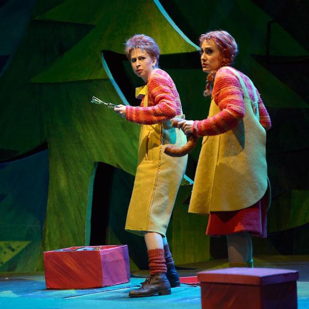 Stephanie Lauricella as Hansel, Kim-Lillian Strebel as Gretel
Bettina Stöß