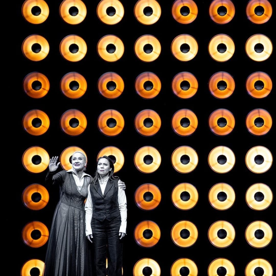 Elisabeth Teige as Isolde, Irene Roberts as Brangäne
Bernd Uhlig