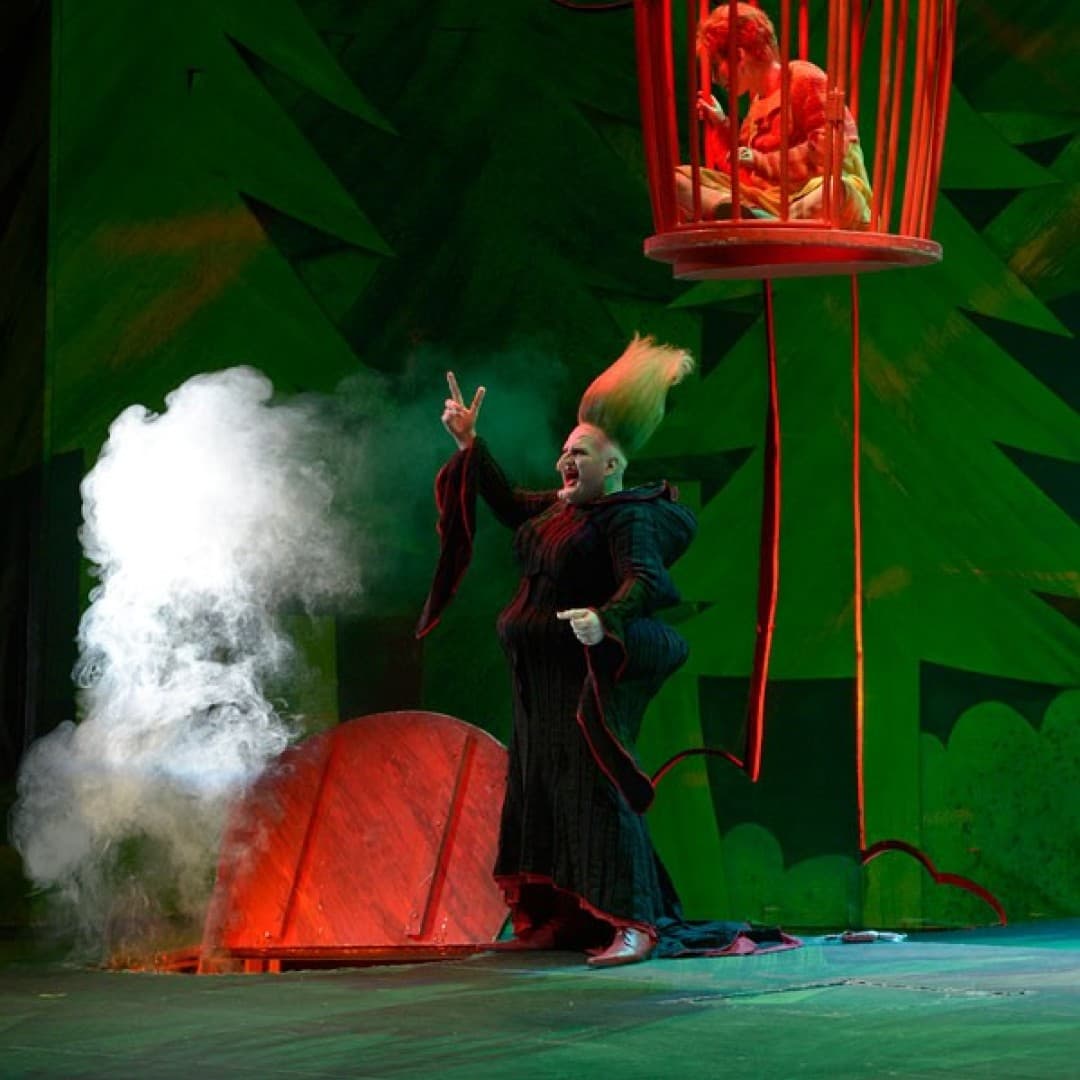 Jörg Schörner as the Witch, Stephanie Lauricella as Hansel