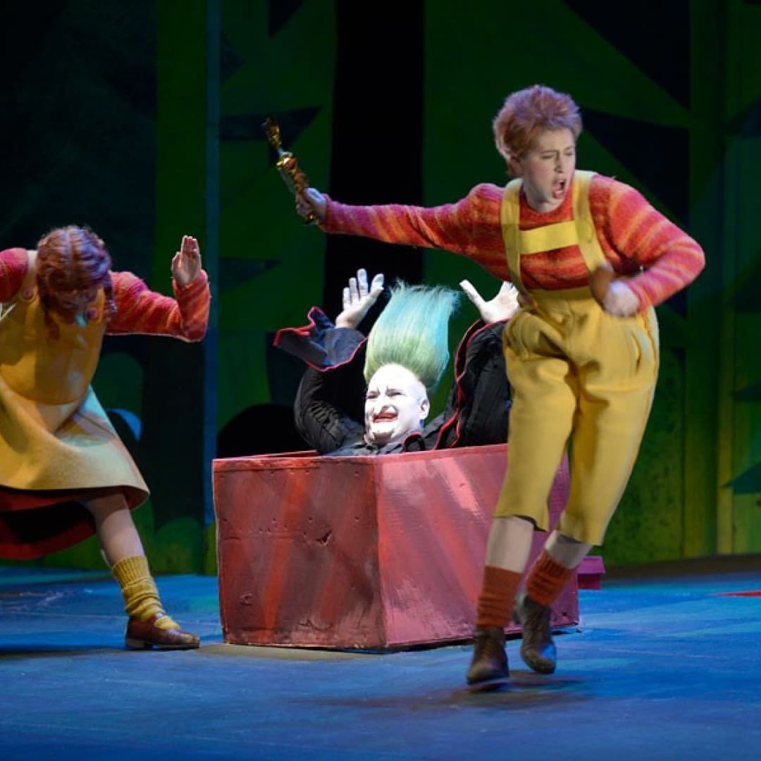 Stephanie Lauricella as Hansel, Kim-Lillian Strebel as Gretel, Jörg Schörner as the Witch