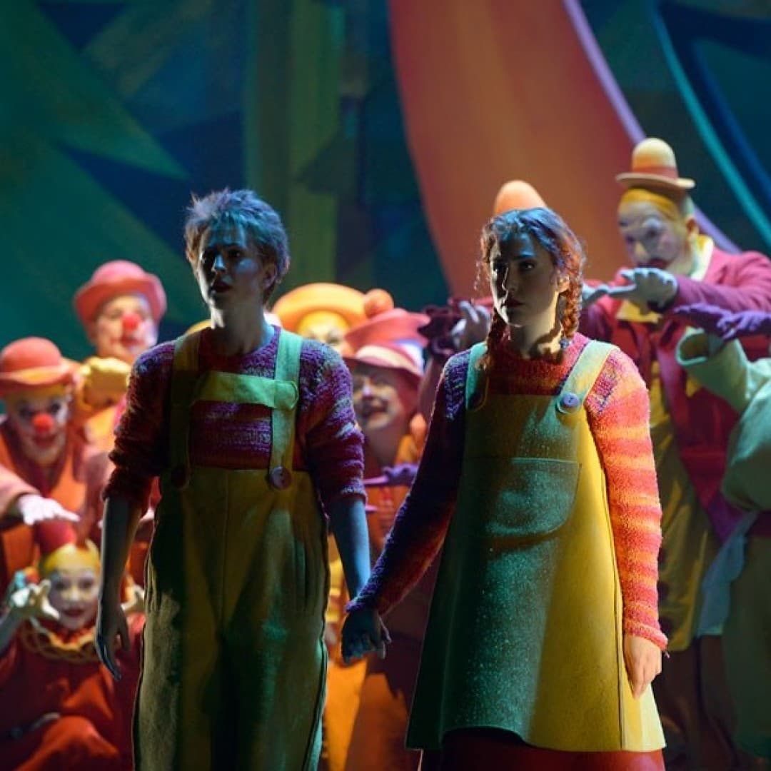 Stephanie Lauricella as Hansel, Kim-Lillian Strebel as Gretel and the clowns, played by our extras.
Bettina Stöß