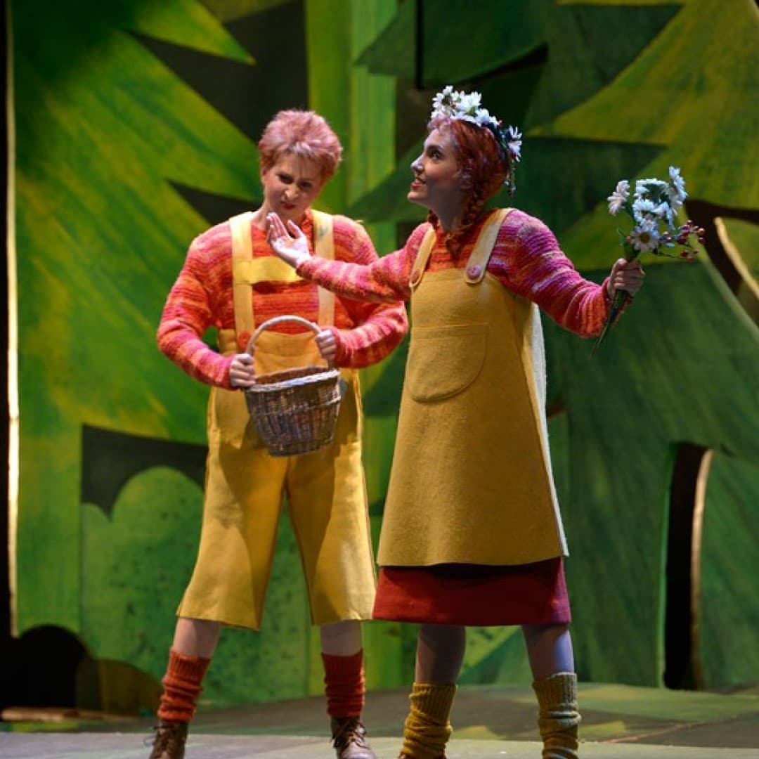 Stephanie Lauricella as Hansel, Kim-Lillian Strebel as Gretel