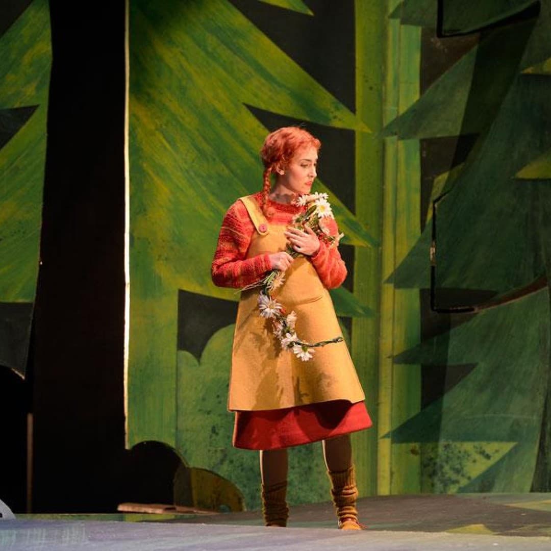 Kim-Lillian Strebel as Gretel
Bettina Stöß
