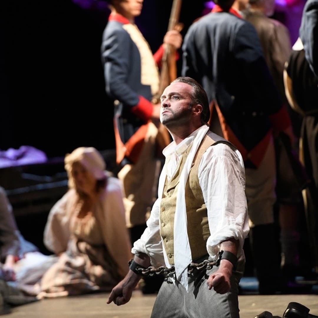 Martin Muehle as Andrea Chenier
Bettina Stöß