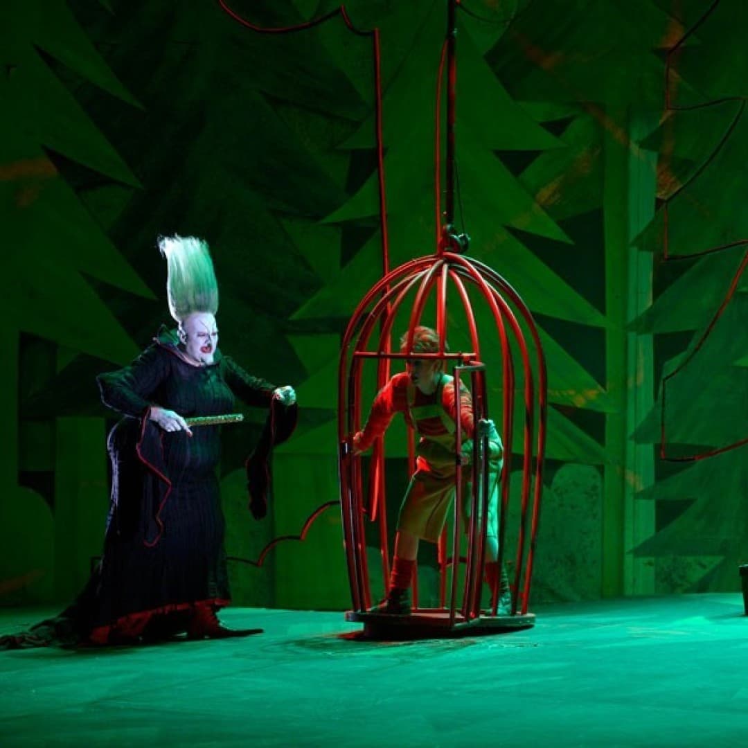 Jörg Schörner as the Witch, Stephanie Lauricella as Hansel, Kim-Lillian Strebel as Gretel