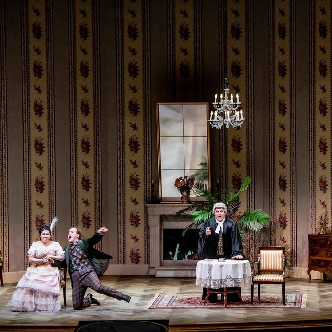 Hulkar Sabirova as Rosalinde, Thomas Blondelle as Eisenstein, Jörg Schörner as Dr. Blind, Attilio Glaser as Alfred
Bettina Stöß