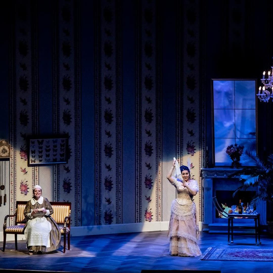 Katerina von Bennigsen as Adele, Hulkar Sabirova as Rosalinde, Thomas Blondelle as Eisenstein
Bettina Stöß