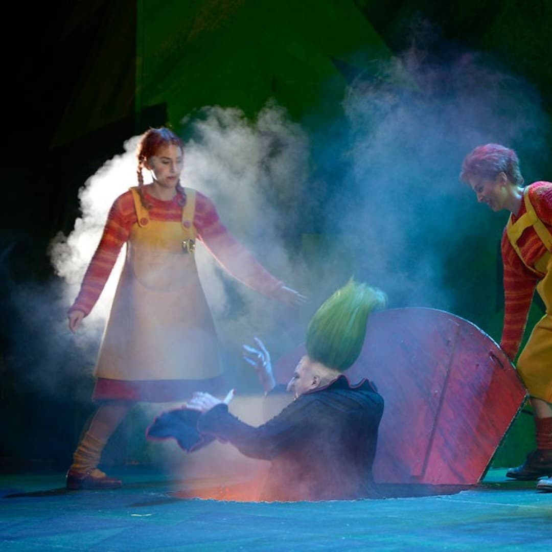 Stephanie Lauricella as Hansel, Kim-Lillian Strebel as Gretel, Jörg Schörner as the Witch