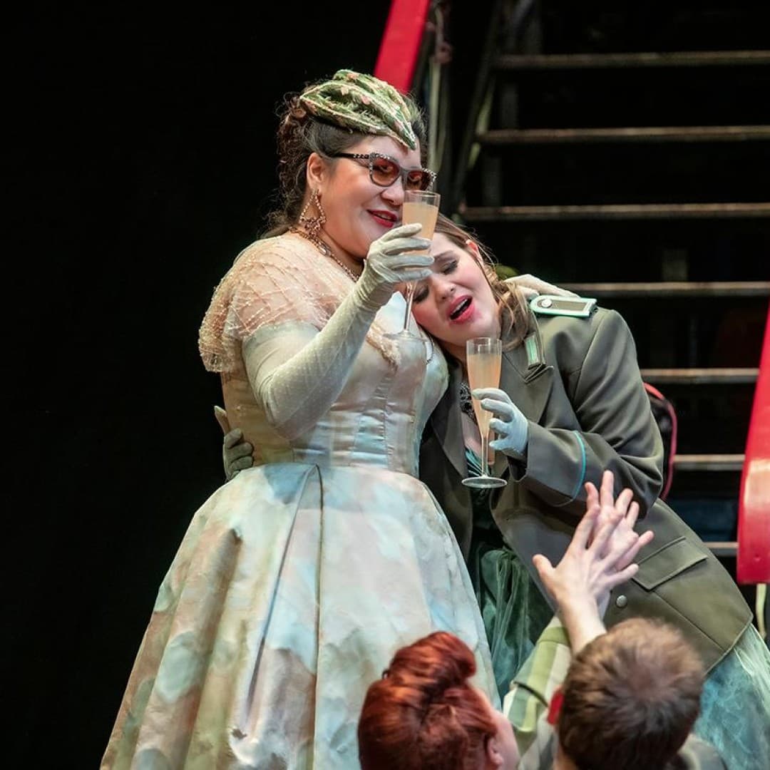 Hulkar Sabirova as Rosalinde, Katerina von Bennigsen as Adele
Bettina Stöß