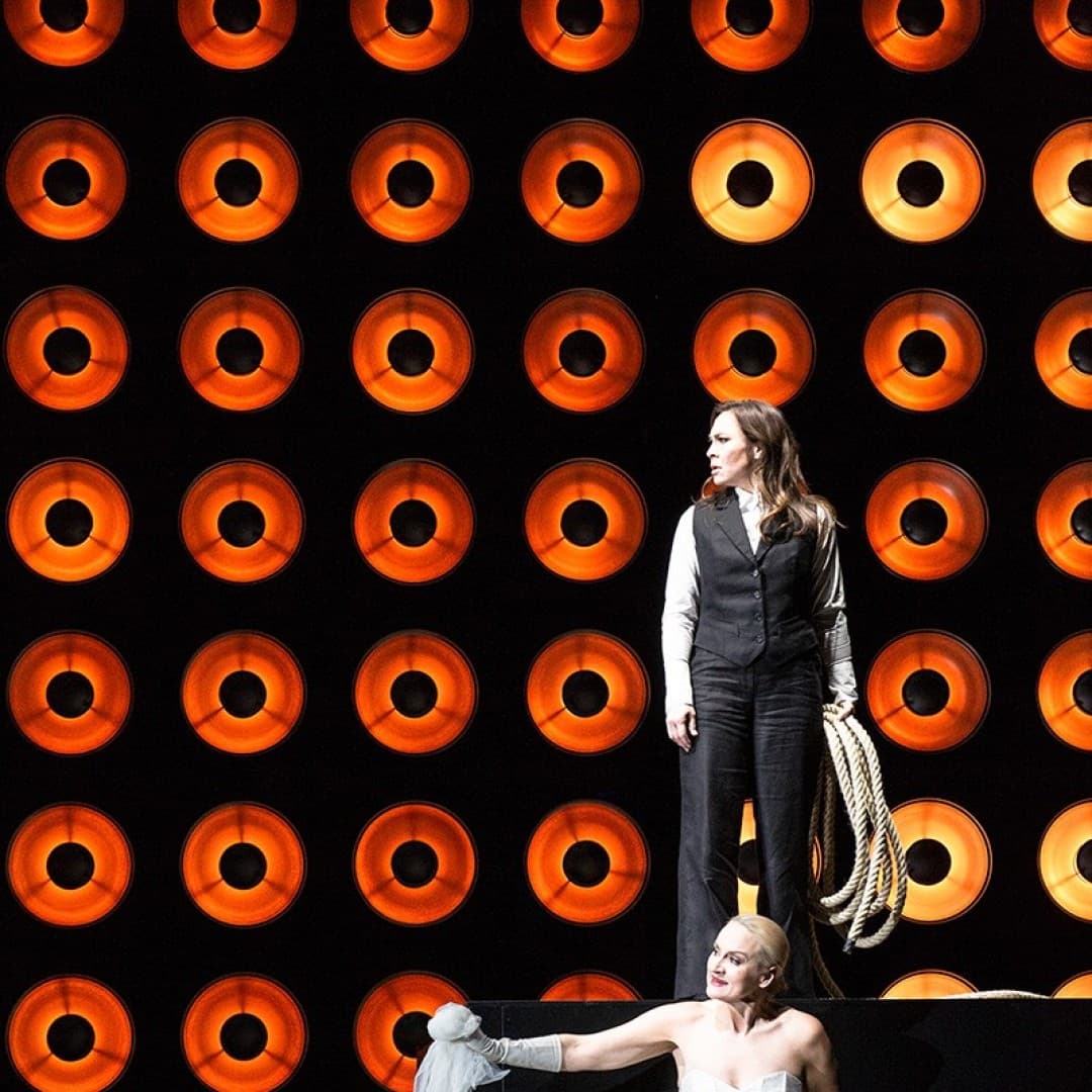 Elisabeth Teige as Isolde, Irene Roberts as Brangäne.
Bernd Uhlig