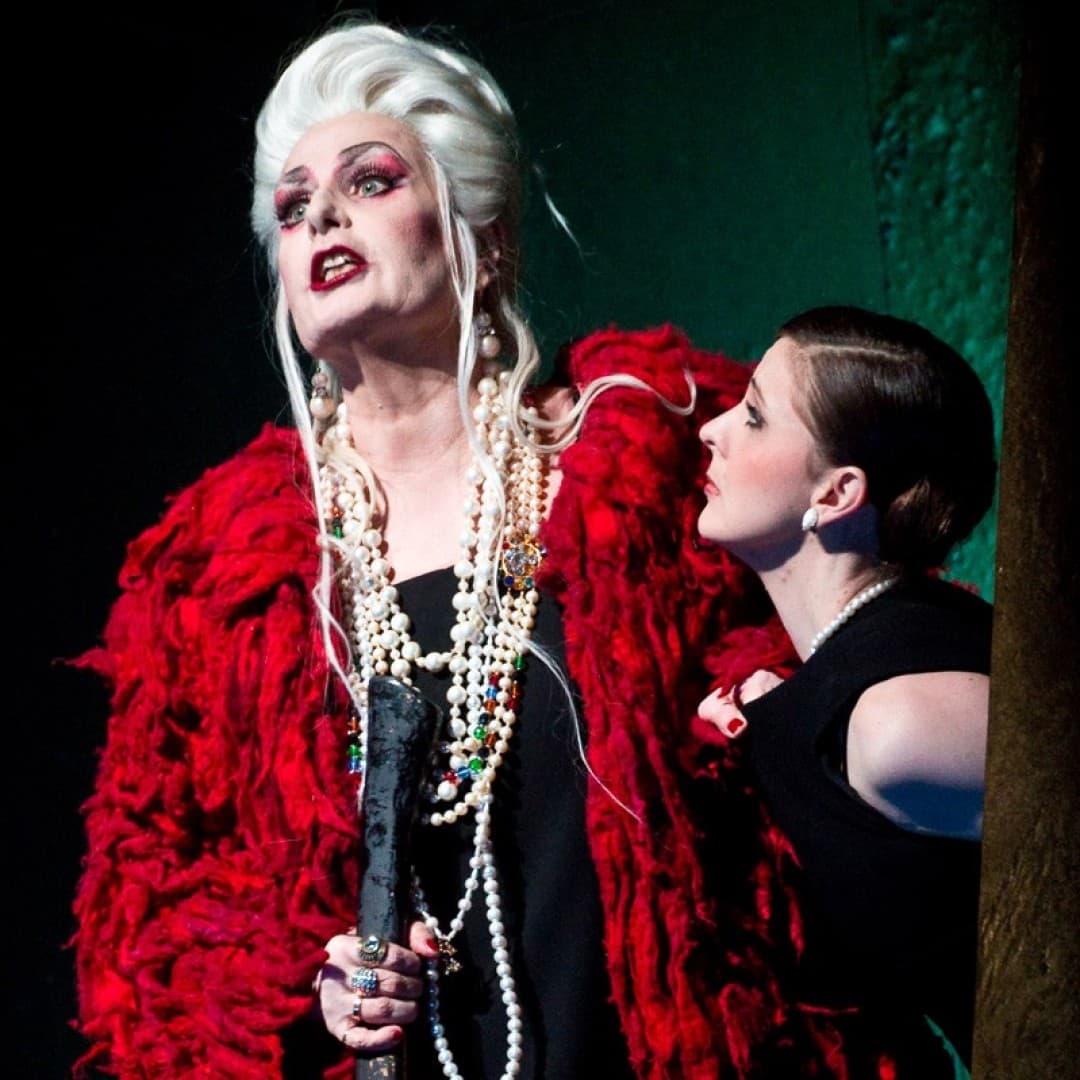 Doris Soffel as Klytämnestra, Alexandra Hutton as Schleppträgerin