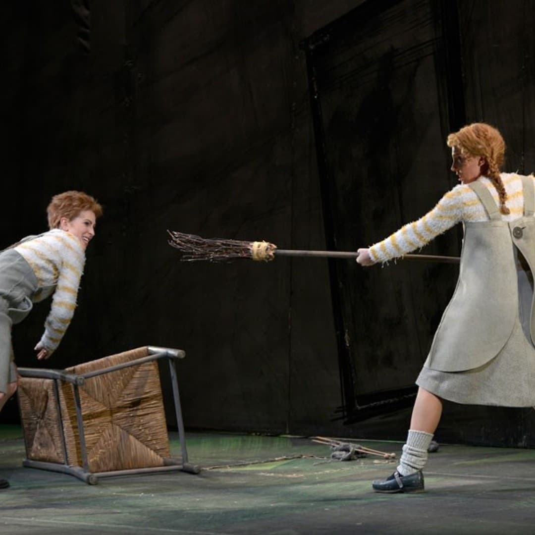 Stephanie Lauricella as Hansel, Kim-Lillian Strebel as Gretel